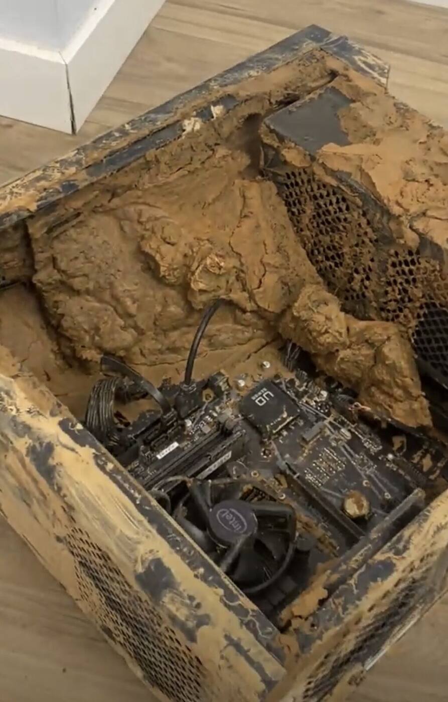 Torre de ordenador llena de barro